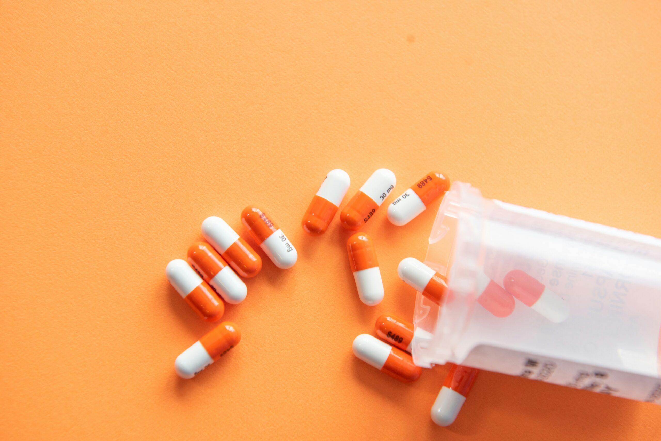 薬が整然と並ぶ薬局の棚