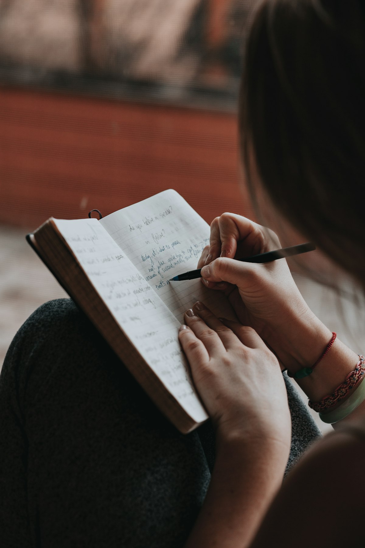 ノートに気持ちを書き出す女性